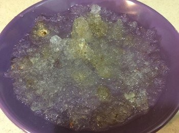 step1: 先將雪燕用清水浸發6至8小時(分量很少已經夠，可發30至50倍，用大煲加大量水去浸，會發得好透）