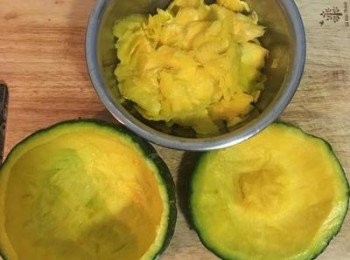 step2: 從南瓜頭部約1/4的位置下刀，切下當蓋子的部份；用金屬湯匙，將南瓜肉挖出，並除去籽；蓋子上的肉也刮一些下來。南瓜肉略切小塊備用。南瓜和蓋子則可沾濕後，微波5分鐘（無微波爐者，請將南瓜盅用蒸籠蒸到全熟，約30分鐘）。