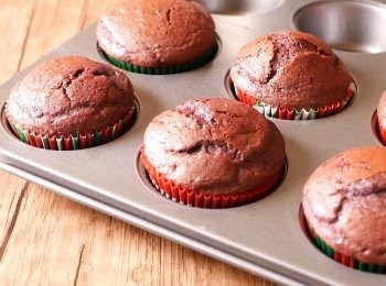 step4: 放入己預熱至170℃的焗爐，置於中低層烤19分鐘至蛋糕熟透，取出蛋糕至室溫放涼。