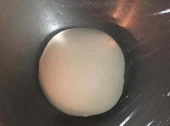 step5: 揉成表面光滑柔軟的麵糰後,接著放回盆內蓋上保鮮膜, 室溫進行第一次發酵,約需45~60分鐘