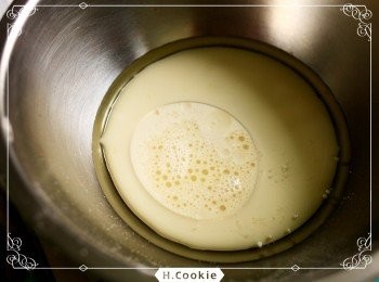 step1: 將所有液態<span class="group_1">食材</span>混合均勻攪拌