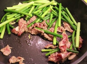 step4: 加入蒜芯炒至牛肉全熟