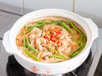 step13: 試味後如有需要可額外加點鹽。覺得味道滿意後，灑上青蔥段和紅辣椒即成。