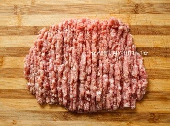 step1: 如果你和我一樣喜歡蒸肉口感比較細緻一點的人，可以將絞肉再剁過一次。