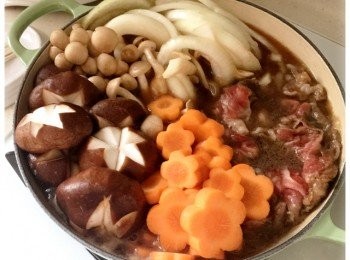 step4: 再將牛肉撥至一旁，加入蔬菜。然後混合好<span class="group_3">鍋汁調味</span>，再加入同煮。