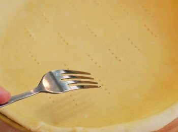 step7: 取利刀切除四周多餘派皮，以叉子在派底戳洞，冷藏15分鐘備用