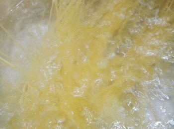 step1: 將麵條丟入滾水中,再依照包裝袋中的說明做法,將麵條煮熟. (我的麵條是8分鐘即可)