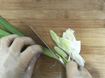 step2: 青蒜斜刀切細條、蔥切小段、紅蘿蔔切絲。