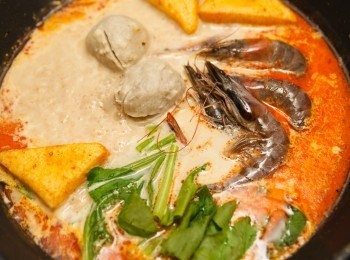 step6: 接著起鍋前把鮮蝦和菠菜放入鍋中煮熟。