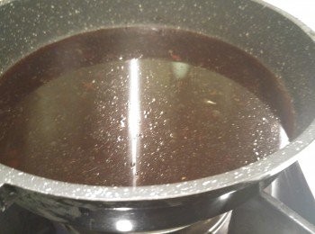 step11: <span class="group_2">上色豉油汁</span>攞少許煮到杰身後,豉油醬汁冧上雞身進食十分惹味的。