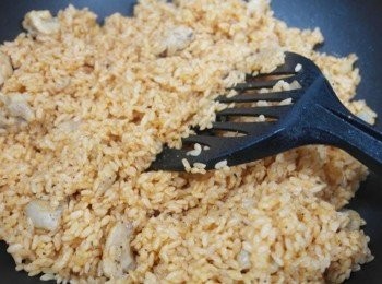 step4: 接著倒入適量番茄醬,鹽及胡椒拌炒即可!!