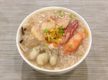 step13: 最後排入蝦子、中卷；倒入鮮蚵和蛤蜊(含湯汁）並加點米酒，再次煮滾並試味道調整。，起鍋前放點香油，撒上蔥花、芹菜珠、紅蔥酥及少許的九層塔葉即可。