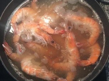step4: 蝦子入鍋煮，