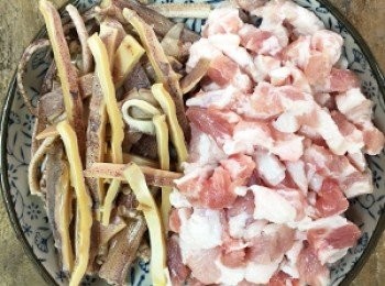 step2: 魷魚泡水泡到軟(約五小時以上,期間要換水)切絲，豬肉切絲、芹菜、蔥切段。