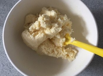 step4: 加入椰絲拌匀成麵糊。