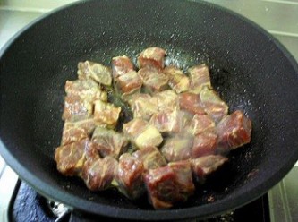 step1: 將牛肉表面煎為焦~洋蔥切絲泡冰水後瀝乾備用
