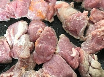 step2: 首先把豬柳切件, 然後用大約2茶匙鹽及1茶匙胡椒粉調味, 及灑上小小的麵粉, 煎香至8成熟, 待用