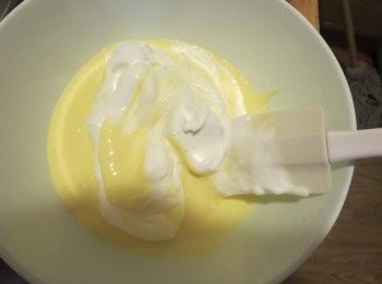 step5: 將1/3的蛋白加入至攪拌好的蛋黃糊中，用刮刀撈起底部的麵糊，從下往上翻拌至均勻