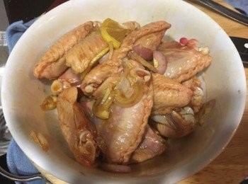 step1: <a href="https://bit.ly/3zHU5V3" target="_blank" data-keyword="雞翼" class="guide-link"><strong>雞翼</strong></a> <span style="display:inline-block;vertical-align:middle;margin-top:-3px;color:initial;border-radius:3px;padding:2px 3px;font-size:12px;line-height:14px;background:#87d300;color:#fff;">即買</span> 洗淨後抹乾，加入<span class="group_2">醃料</span>醃約1小時。
檸檬榨汁與蜜糖混合備用。