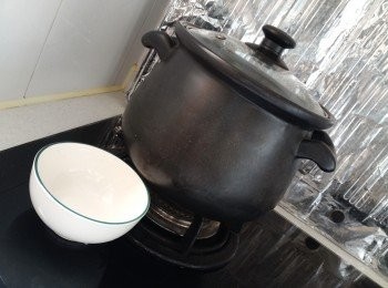 step7: 我家的湯煲大小如圖, 注水到最窄位置剩餘一節手指位...