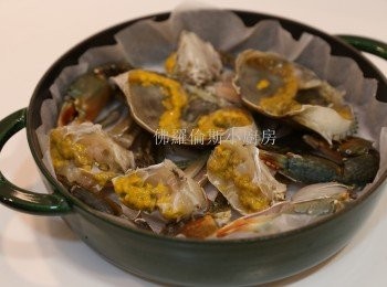 step3: 牛油紙鋪在粗鹽上
最後把所有蟹平放