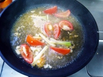 step4: 倒入一杯的水(量米杯)加入<span class="group_2">調味</span>滾後下薄勾芡