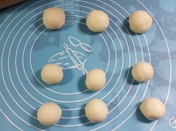 step6: 將粉糰先磅出3份,每份40g,滾圓,其餘粉糰平均分成6份(約有27g),將每份滾圓,用乾布蓋住