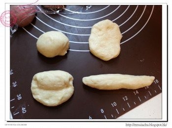 step5: 完成醒麵後, 拍打麵團排出空氣, 由較遠方開始向自己方向摺, 用手指按實接口。如此類推把麵團搓成條狀。