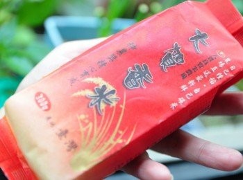 step1: 【大賀米】的安心保証~ (1)來自桃園大園鄉第一經過產銷履歷驗證的稻米產銷班用心栽種的好米 (2)通過223種農藥檢測，包括水質與土讓，確保安全無虞 (3)稻穀採收後立即低溫烘焙，保留完整香氣 (4)將採收處理過的米儲存於15度C低溫保鮮真空包裝，安全又安心!