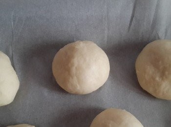 step1: 除了湯圓與紅豆之外所有的材料放入麵包機中按揉麵團的步驟~待麵團好了分成10等份揉圓靜置一下