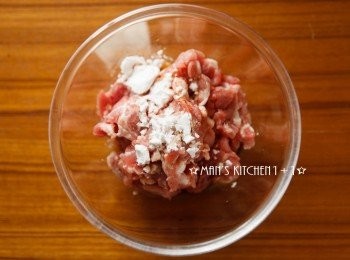 step1: 首先將豬肉絲與醃料均勻混合備用。
