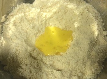 step3: 麵粉中間挖一個洞，倒入全蛋液(請留一大匙，等等烤前要刷司康表面)
以及優格，先用刮刀稍微拌勻
(p.s：若沒有酸奶油或優格，鮮奶油也可以替代哦！)
 
這時可以開始預熱烤箱，200度預熱10分鐘~