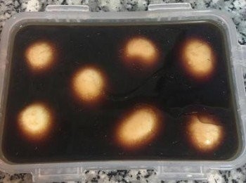 step8: 雞腿滷好後，取出雞腿，並把<span class="group_2">滷汁</span>放涼，接著將剝好殼的蛋排入保鮮盒，並將<span class="group_2">滷汁</span>濾進保鮮盒中，要完全淹沒白煮蛋，蓋上盒蓋放冰箱冷藏過夜即可。