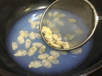 step2: 蜆用先汆水，期間加少許鹽, 約1分鐘即成，主要是去雪味, 汆水太耐會讓肉質變硬