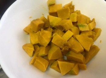 step5: 另半個去皮切粒（如用日本BB南瓜可連皮食）