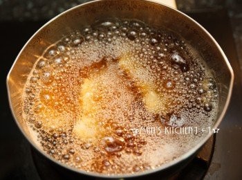 step4: 先用170度的油炸豬排約3~5分鐘後取出，將油溫加熱至約200度，再將豬排放回鍋內油炸，直到上色、酥脆即可。