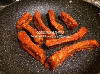 step5: 燒熱鑊，加少許油放入排骨煎香兩邊即可，亦可選擇用焗爐來焗，焗盤上鋪baking paper放上排骨放入已預熱焗大約 (180度) 10-15分鐘(其間最好反一反排骨)。