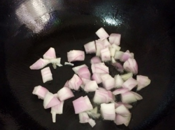 step4: 鍋中放入黃油融化，炒香洋蔥。