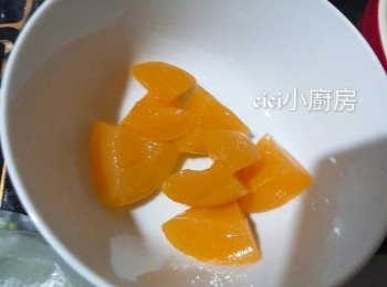 step5: 杏桃切成小粒，備用。