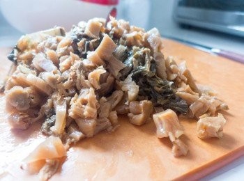 step6: 準備好舊豬後，攪埋啲梅菜。頭先醃過嘅梅菜清水洗多次，然後切粒。