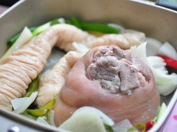 step8: 將大腸及豬蹄膀放入鍋中悶煮