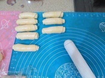 step3: 1.油皮及油酥分割,整圓(一個量是油皮23-24g,油酥18-19g),2.油皮桿開成圓包入油酥,3.依土司二次桿捲方式桿捲二次,(此為第一次桿捲圖)