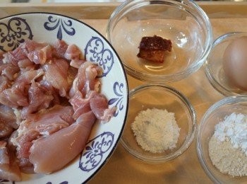 step1: 將雞腿去皮、起肉、切件。