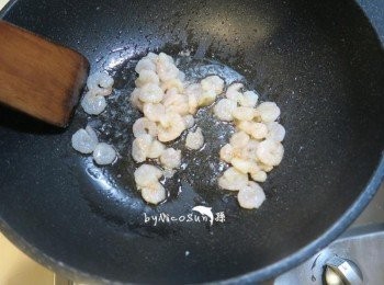 step3: 蝦仁溫油就可以下鍋拌炒