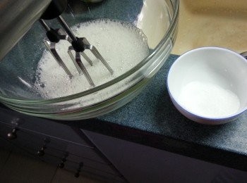 step3: 先將蛋白用電動打蛋器分3次加入30g砂糖打至企身備用