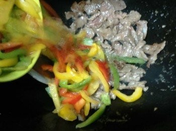 step7: 倒入事前炒過的甜椒大火炒1分鐘，加入韓式牛肉燒烤汁炒勻