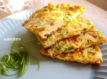 step7: *完美的圓形與澎度~剛剛好的軟嫩，充滿蔥香，外皮焦黃，內皮鵝黃還帶點半熟感的烘蛋~上菜嚕!