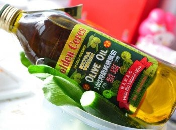 step15: 囍瑞官方部落格~ http://bioeslohas.pixnet.net/blog ◎產品名稱：囍瑞 第一道冷壓100%特級橄欖油 ◎產品成份：囍瑞特級橄欖油來自第一道冷壓榨取，保留原有的酸度值，可以把橄欖天生的美味與成份充分保留 ◎產地：西班牙 ◎冷壓、低酸度、原裝進口 ◎用途：沾、拌、淋、生機、煎、煮、炒、炸