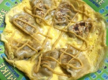 step5: 一面蛋液凝固後小心反向背面, 待兩面蛋液凝固, 便可上碟, 加上黃芥末醬食用。