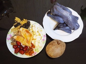 step1: 印度椰子連殼切開, 烏雞汆水, 其他材料浸洗後倒進煲內以慢火煲3小時, 加鹽調味即成.